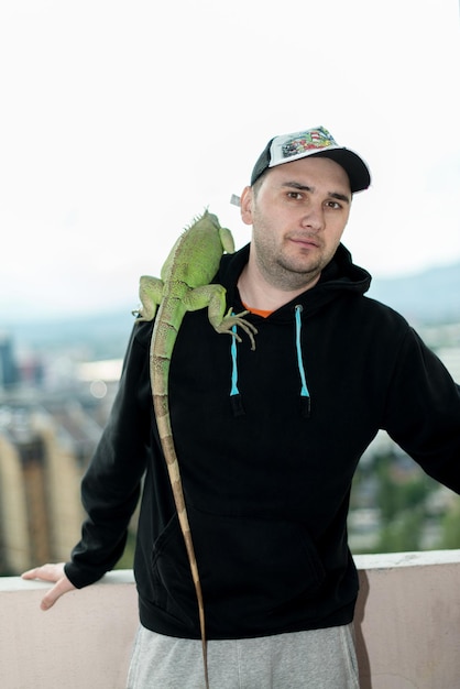 retrato del joven con la iguana