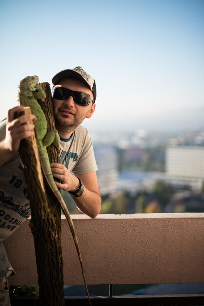 retrato del joven con la iguana