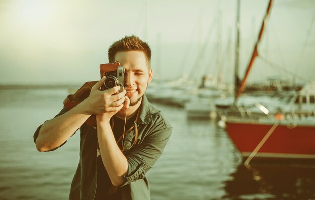 Retrato de un joven inconformista alegre en el fondo del mar