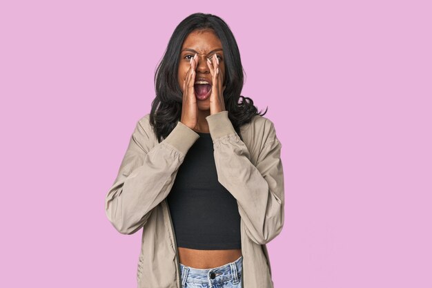 Retrato de una joven india gritando emocionada hacia el frente
