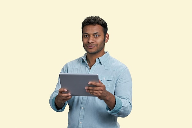 Retrato de un joven indio con tablet pc aislado sobre fondo blanco.