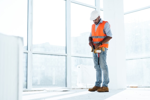 Retrato de joven ingeniero de construcción vistiendo casco