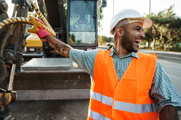 Retrato de joven ingeniero de construcción vistiendo casco