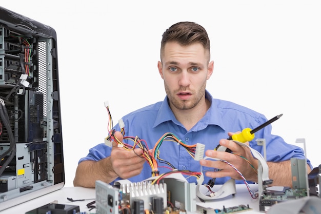 Foto retrato de joven ingeniero informático trabajando en piezas de cpu