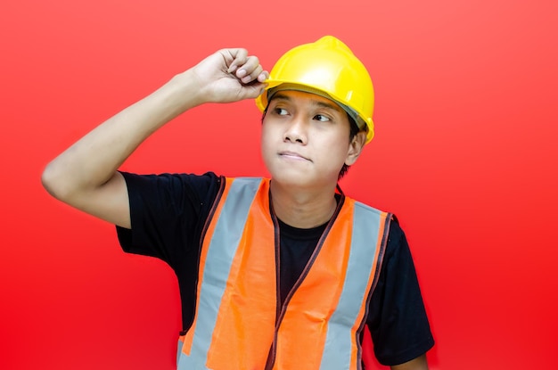 Retrato de un joven ingeniero o trabajador de la construcción confiado en casco y chaleco de seguridad