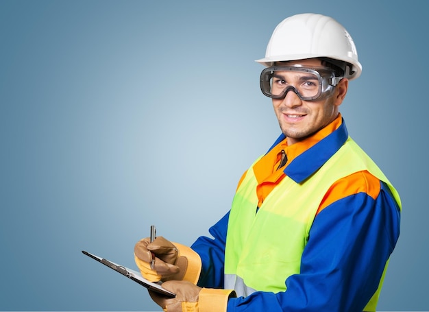 Retrato de joven ingeniero tomando notas