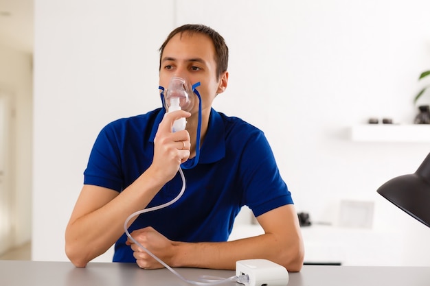 Foto retrato, de, joven, inhalar, por, inhalador, máscara