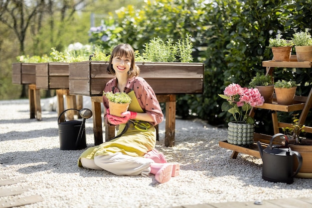 Retrato de joven jardinero en el patio