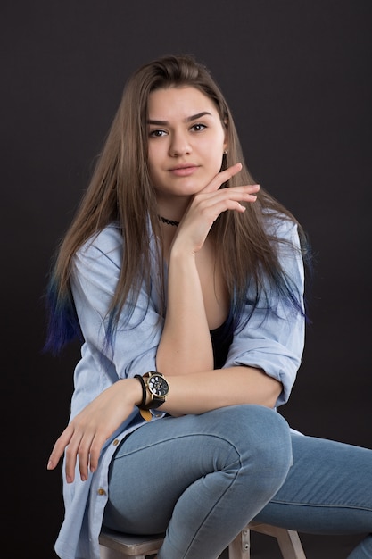 Retrato de joven joven en pared negra