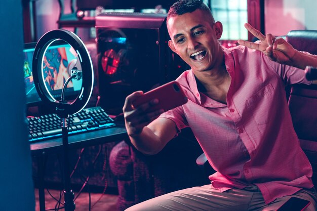 Retrato de un joven jugador profesional hispano tomando un selfie