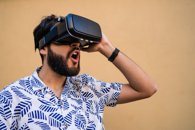 Retrato de joven jugando con gafas de realidad virtual. Dispositivo de gafas VR. Concepto de tecnología.