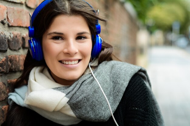 Retrato de joven latina con auriculares azules