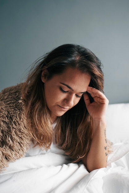 Foto retrato de una joven latina con enfermedad mental