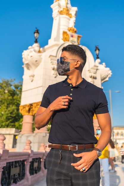 Retrato de un joven latino en la ciudad de San Sebastián, Gipuzkoa