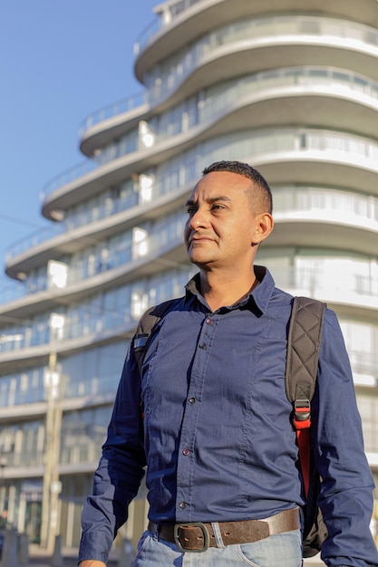 Foto retrato de un joven latino en una ciudad