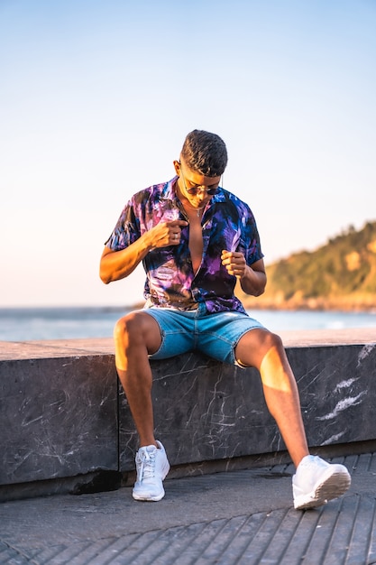 Retrato de un joven latino disfrutando de las vacaciones de verano