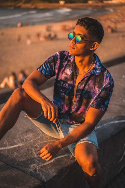 Retrato de un joven latino disfrutando de las vacaciones de verano