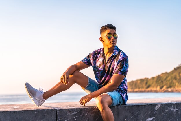 Retrato de un joven latino disfrutando de las vacaciones de verano