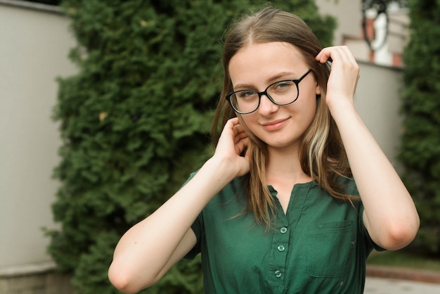 Retrato de joven linda con anteojos, sonriendo