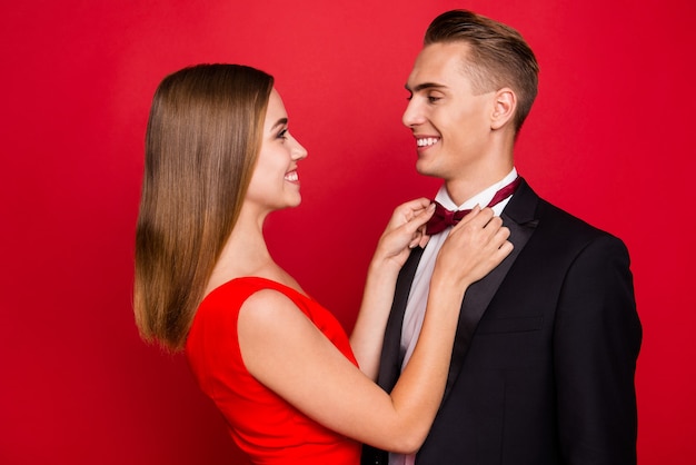 Retrato de joven linda pareja sobre un fondo rojo.