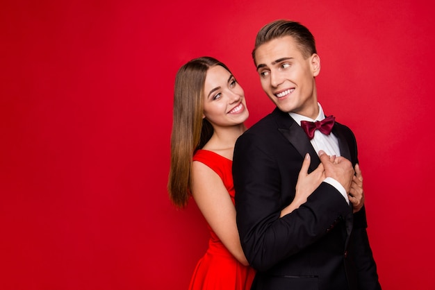 Retrato de joven linda pareja sobre un fondo rojo.
