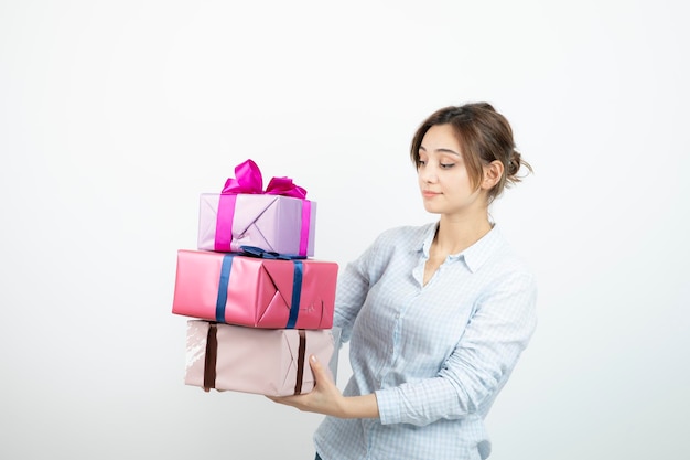 Retrato de una joven linda sosteniendo una caja de regalo con cinta. foto de alta calidad