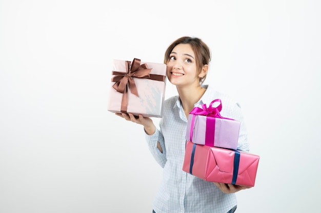 Foto retrato de una joven linda sosteniendo una caja de regalo con cinta. foto de alta calidad