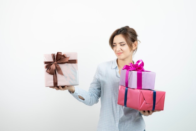 Retrato de una joven linda sosteniendo una caja de regalo con cinta. foto de alta calidad