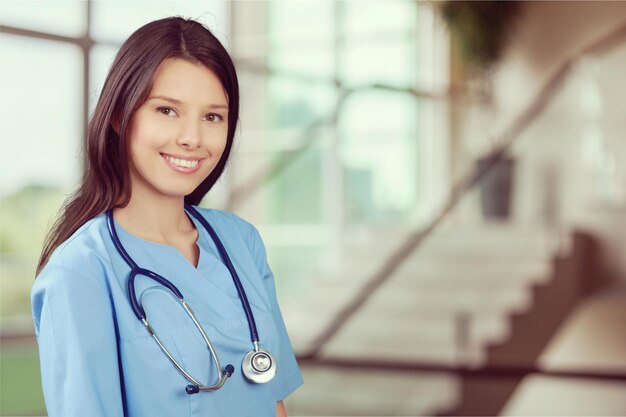 Retrato, de, joven, lindo, mujer, doctor, en, plano de fondo