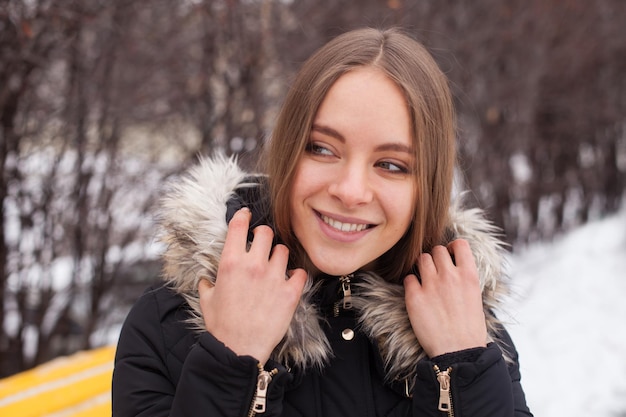 retrato, de, joven, lindo, mujer, en, invierno, posición, al aire libre