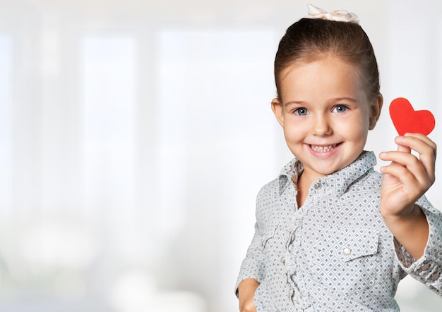 retrato, de, joven, lindo, niña, con, corazón rojo