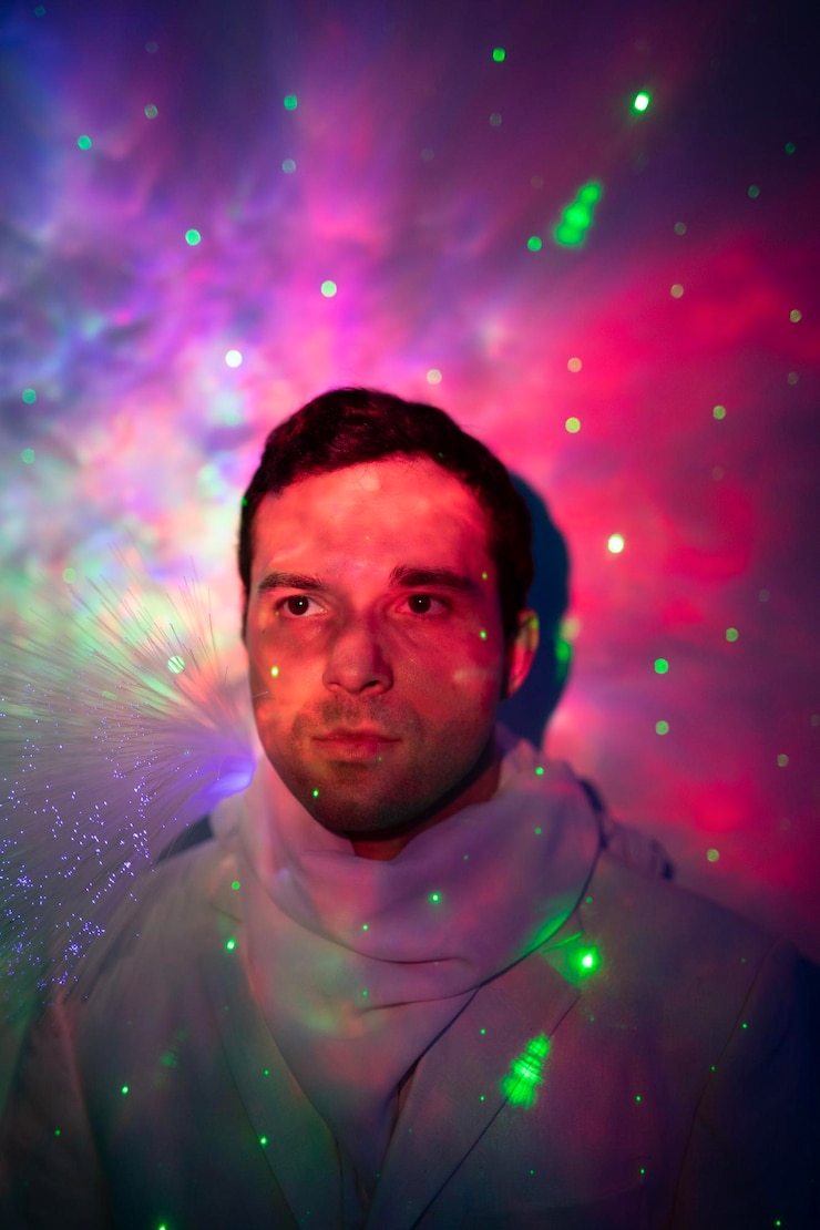 Foto retrato de un joven a la luz iluminada