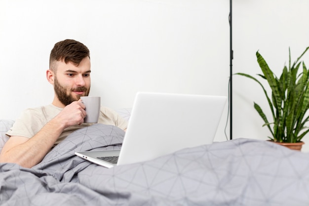 Retrato de joven macho disfrutando del trabajo desde casa