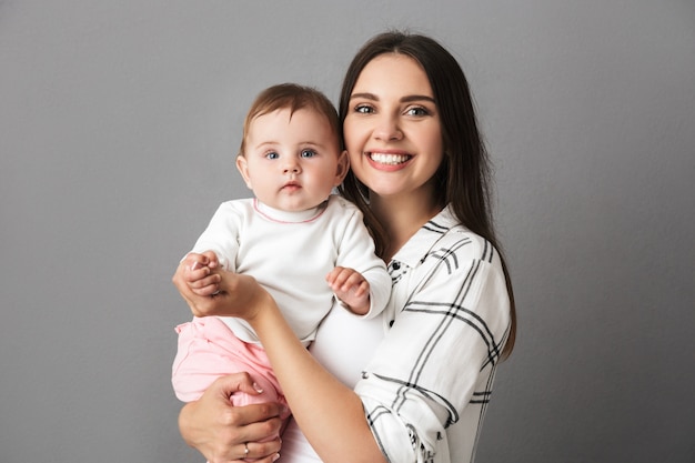 Foto retrato de una joven madre sonriente