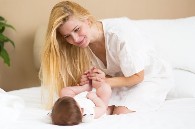 Retrato de la joven madre y su hija de 4 meses, vista cercana