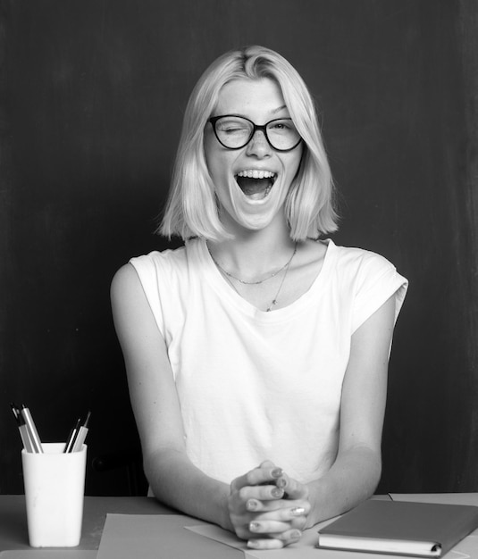 Foto retrato de una joven maestra o estudiante caucásica maestra alegre en la lección enseñanza