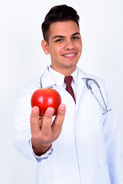 Foto retrato de un joven con una manzana