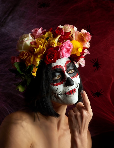 Retrato de una joven con maquillaje en la imagen de Katrina para la fiesta del Día de Muertos.