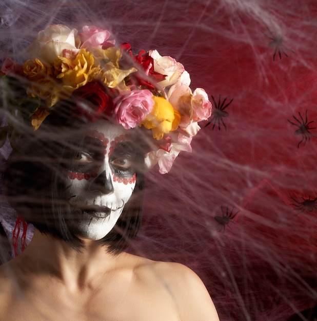 Retrato de una joven con maquillaje Katrina para la fiesta del Día de Muertos