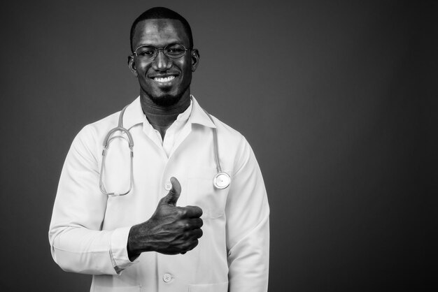 Retrato de un joven con una máscara contra un fondo negro