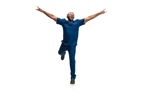 Retrato de joven médico africano posando aislado en blanco