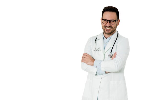 Retrato de joven médico aislado en el blanco