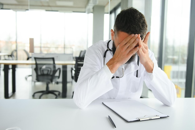 Retrato de un joven médico árabe exhausto y cansado después de un duro día de trabajo