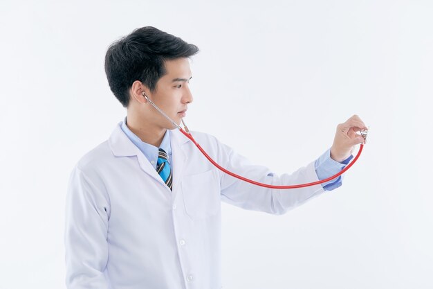 Retrato de un joven médico asiático