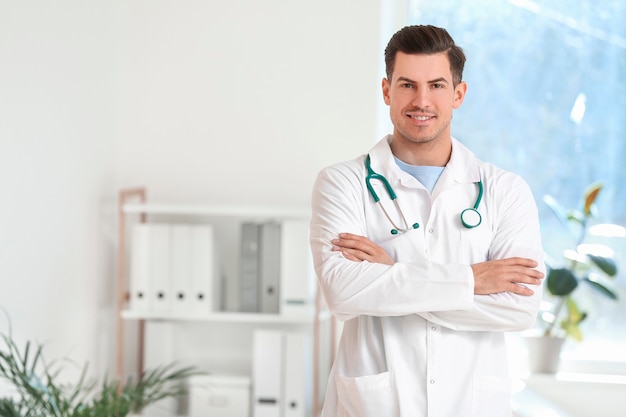 Retrato de joven médico en la clínica