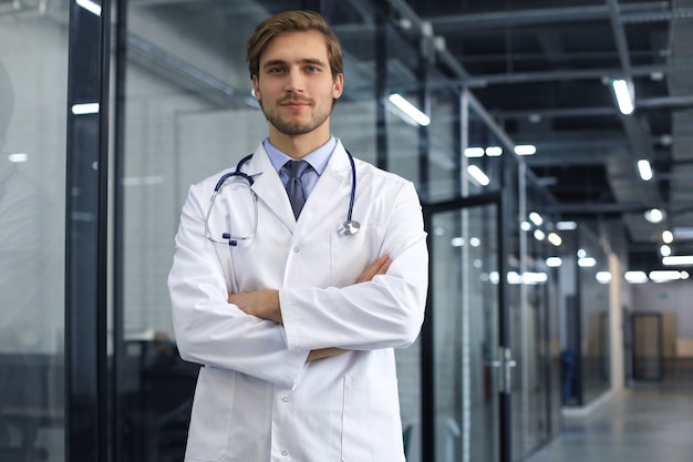 Retrato de joven médico con estetoscopio, cerrar