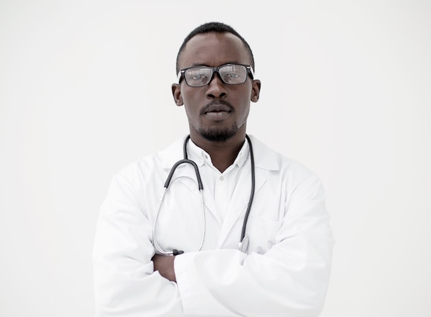 Retrato de un joven médico exitoso sobre un fondo claro