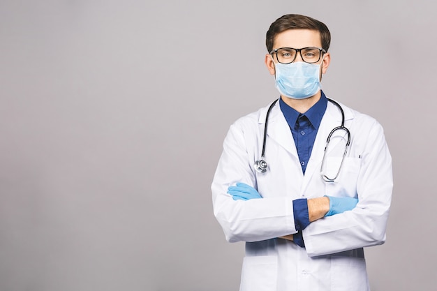 Retrato de joven médico en máscara