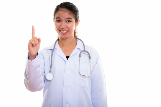 Retrato de joven médico mujer asiática en blanco