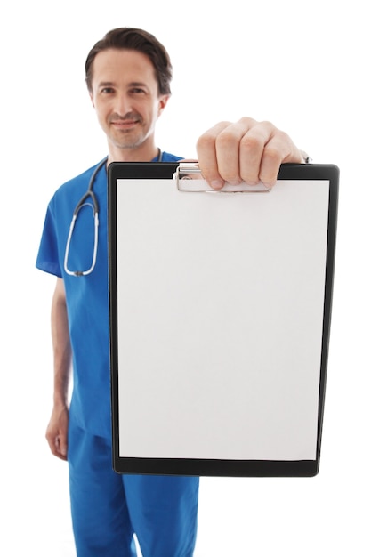 Retrato de joven médico en uniforme azul aislado sobre fondo blanco.